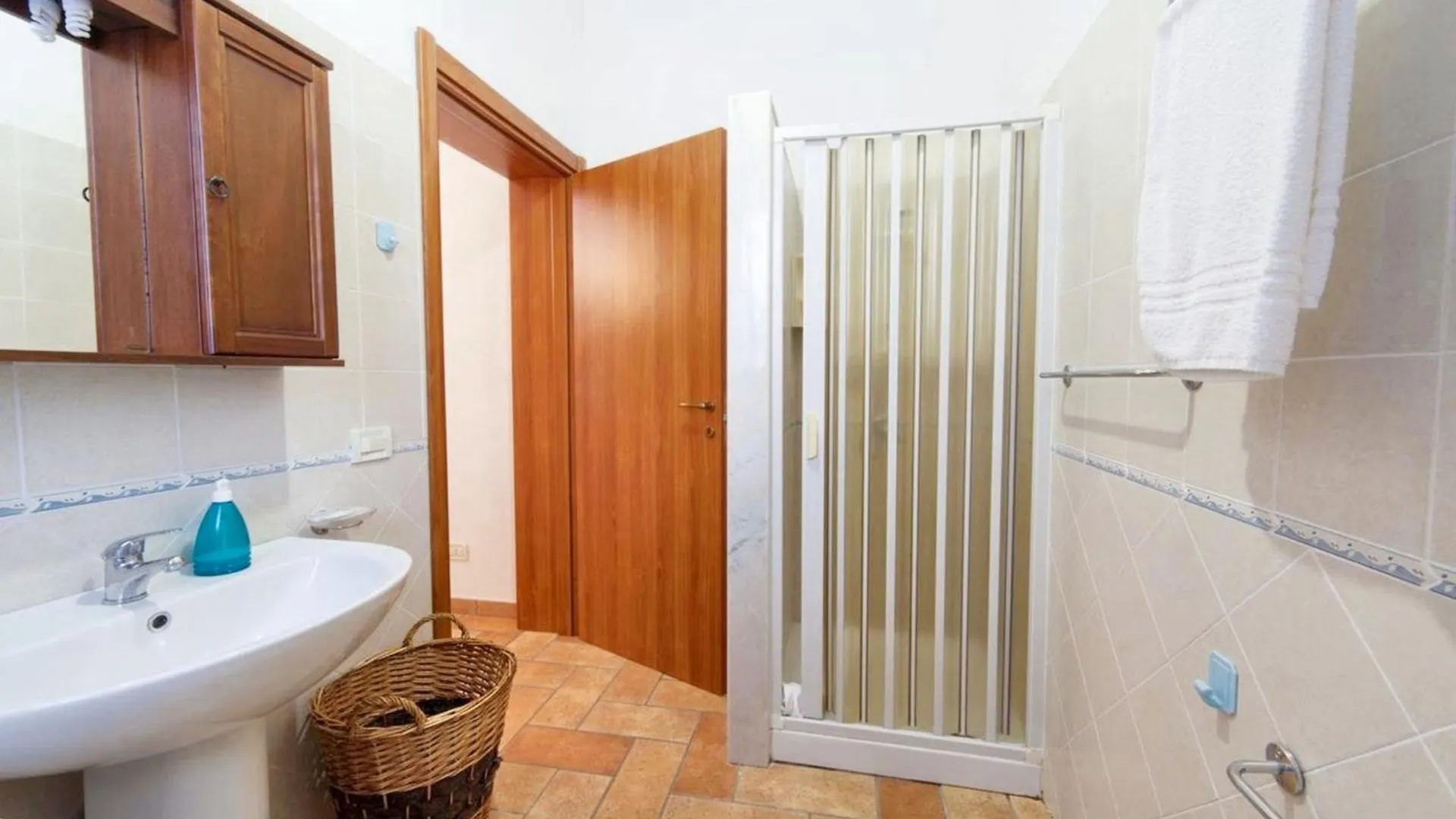 Charming Rilievo Poolside Apartment