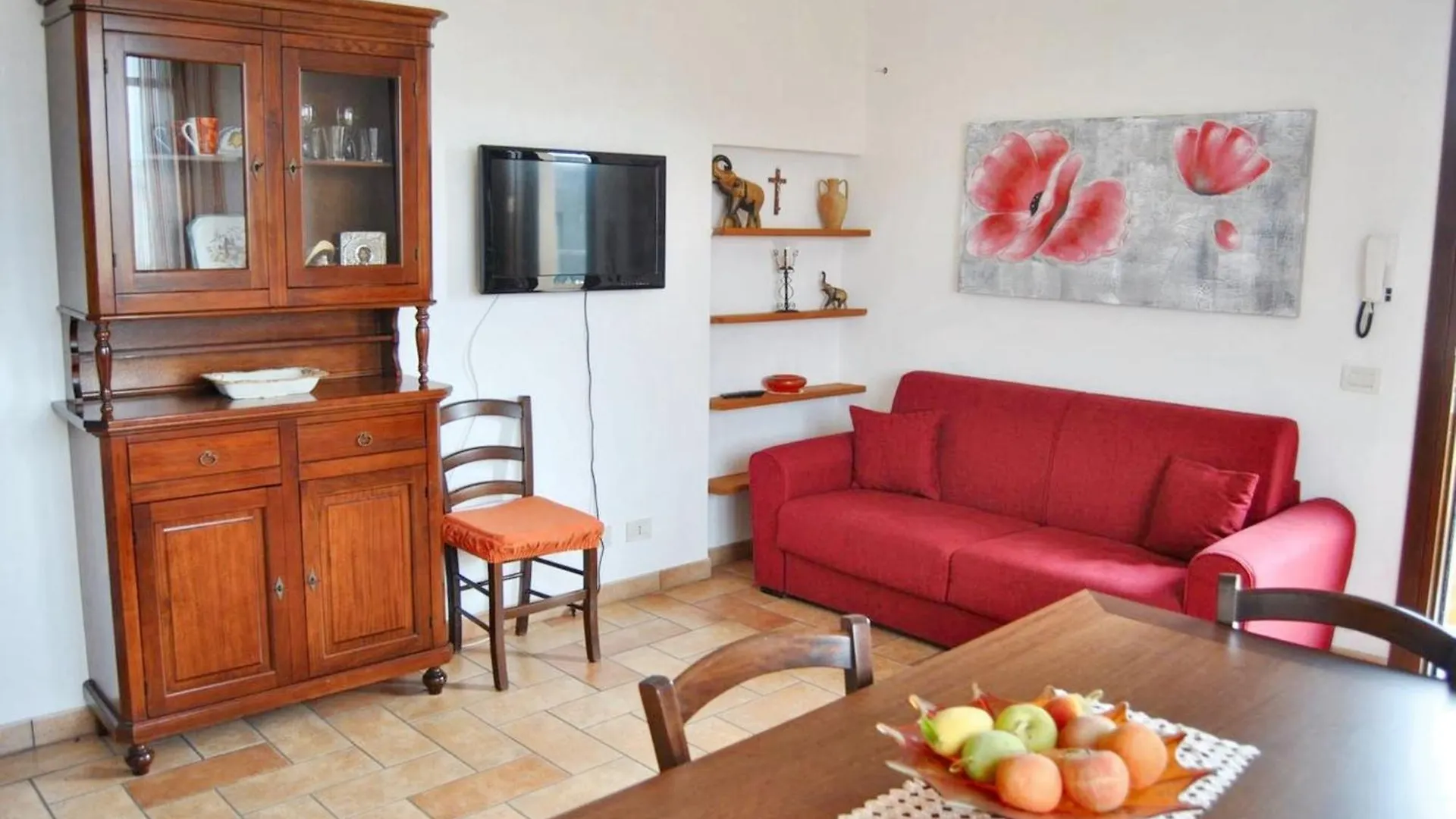 Charming Rilievo Poolside Apartment